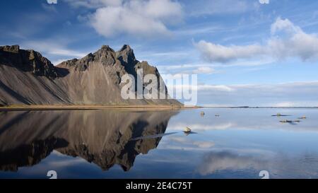 Spiegelung von Vestrahorn (Batman Mountain) am späten Nachmittag, Stokksnes Peninsula, Island Stockfoto