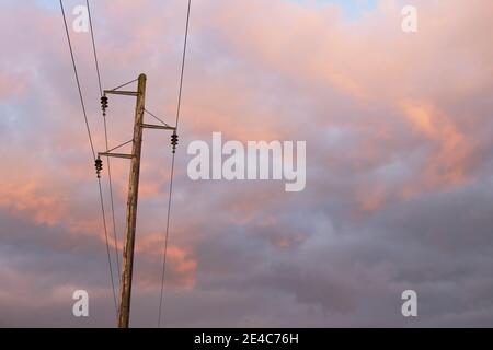 Festnetz, Telegrafenmast, Abendhimmel Stockfoto