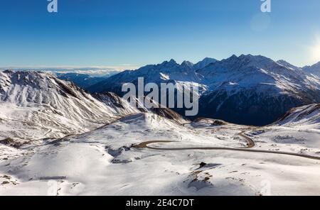 Der Großglockner-Hochalpenstrassein Österreich an einem sonnigen Tag nach einem großen Schneefall Stockfoto