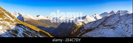 Der Großglockner-Hochalpenstrassein Österreich an einem sonnigen Tag nach einem großen Schneefall Stockfoto