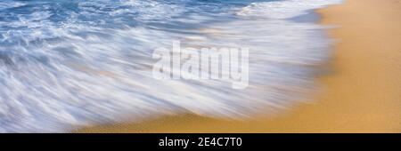 Wellen brechen am Strand, Playa La Cachora, Todos Santos, Baja California Sur, Mexiko Stockfoto