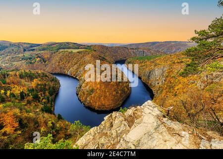 Moldau (Moldau) Flussbiegung in der Nähe von Krňany in Tschechien Stockfoto