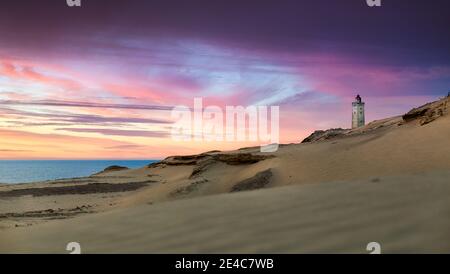 Der Leuchtturm Rubjerg Knude in Dänemark an einem sonnigen Nachmittag Stockfoto