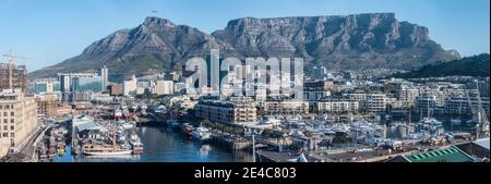 Erhöhter Blick auf eine Stadt am Wasser, Victoria and Alfred Waterfront, Tafelberg, Kapstadt, Western Cape Province, Südafrika Stockfoto