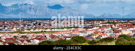 Erhöhte Ansicht von Häusern in einer Stadt mit einer Bergkette im Hintergrund, Cape Flats, Kogelberg, Kapstadt, Western Cape Province, Südafrika Stockfoto