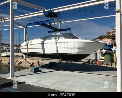 Ein Boot wird gehoben, Mallorca, Spanien Stockfoto