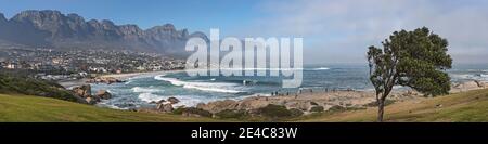 Erhöhter Blick auf einen Strand mit Bergkette im Hintergrund, Twelve Apostles, Camps Bay, Kapstadt, Western Cape Province, Südafrika Stockfoto