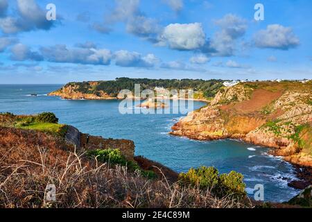Bild der Bucht von La Portelet mit Janvrin's Tomb und Strand, Jersey Ci. Stockfoto