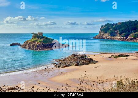 Bild der Bucht von La Portelet mit Janvrin's Tomb und Strand, Jersey Ci. Stockfoto