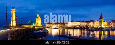 Historischer Hafen bei Nacht, Lindau, Bodensee, Schwaben, Bayern, Deutschland Stockfoto