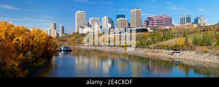 Spiegelung von Skylines in einem Fluss, North Saskatchewan River, Edmonton, Alberta, Kanada Stockfoto