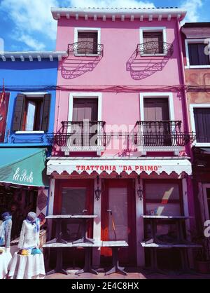 Venedig, Italien - 03. September 2018: Weitwinkelaufnahme eines farbenfrohen italienischen Gebäudes mit Balkon im Zentrum der Insel Burano Stockfoto