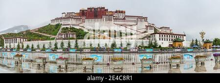 Niedrigen Winkel Ansicht der Potala Palast, Lhasa, Tibet, China Stockfoto