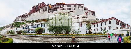 Niedrigen Winkel Ansicht der Potala Palast, Lhasa, Tibet, China Stockfoto