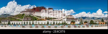 Niedrigen Winkel Ansicht der Potala Palast, Lhasa, Tibet, China Stockfoto