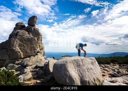 Spindleruv Mlyn (Spindlermühle), Felsen am Hauptkamm "Polish - Czech Friendship Trail", Wanderer im Riesengebirge, Kralovehradecky, Region Hradec Kralove, Region Königgrätzer, Tschechisch Stockfoto