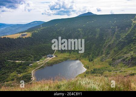 Karpacz (Krummhübel), Maly Staw (kleiner Teich), Blick auf den Berg Snezka oder Sniezka (Schneekoppe) in Karkonosze (Riesengebirge), Niederschlesien, dolnoslaskie, Niederschlesien, Polen Stockfoto