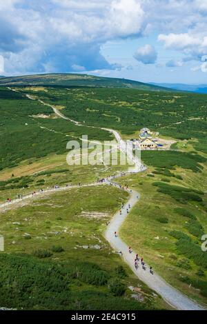 Karpacz (Krummhübel), Berghütte Schronisko Dom Slaski (Schlesierhaus), Hauptkammweg "Polnisch - Tschechischer Freundschaftsweg", Wanderer in Karkonosze (Riesengebirge), Niederschlesien, dolnoslaskie, Niederschlesien, Polen Stockfoto