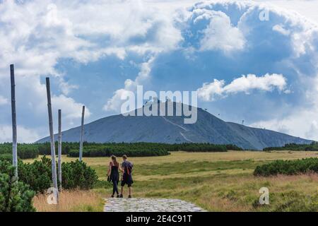 Karpacz (Krummhübel), Hauptkammweg 'Polish - Czech Friendship Trail', Blick auf den Berg Snezka oder Sniezka (Schneekoppe), Wanderer in Karkonosze (Riesengebirge, Riesengebirge), Niederschlesien, dolnoslaskie, Niederschlesien, Polen Stockfoto