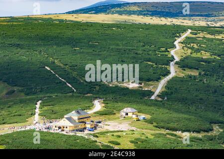 Karpacz (Krummhübel), Berghütte Schronisko Dom Slaski (Schlesierhaus), Hauptkammweg "Polnisch - Tschechischer Freundschaftsweg", Wanderer in Karkonosze (Riesengebirge), Niederschlesien, dolnoslaskie, Niederschlesien, Polen Stockfoto