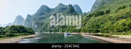 Karstlandschaft entlang des Flusses Li, Guilin, Guangxi Zhuang Autonome Region, China Stockfoto