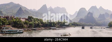 Karstlandschaft entlang des Flusses Li, Guilin, Guangxi Zhuang Autonome Region, China Stockfoto