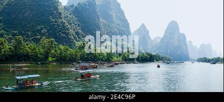 Karstlandschaft entlang des Flusses Li, Guilin, Guangxi Zhuang Autonome Region, China Stockfoto