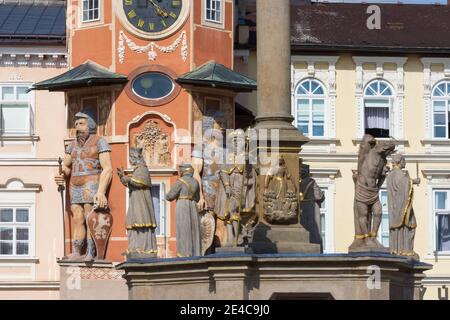 Hostinne (Arnau), Rathaus, Hauptplatz, Mariensäule, zwei überlebensgroße Figuren mit einem Schwert in der einen Hand und einem Schild in der anderen, eine mit dem böhmischen Löwen, die andere mit dem schlesischen Adler in Kralovehradecky, Region Hradec Kralove, Region Königgrätzer, Tschechisch Stockfoto