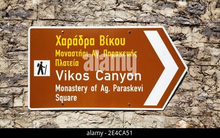 Informationboard auf der Vikos Schlucht im Vikos Aoos Nationalpark, Pindos Berge, Epirus, Nordgriechenland Stockfoto