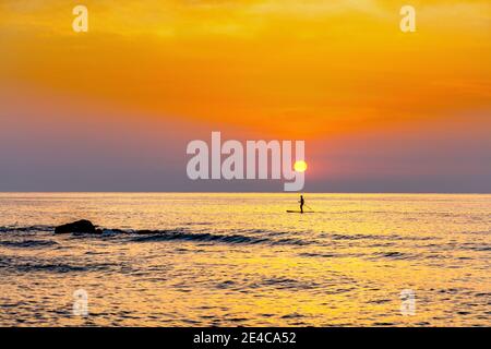 Italien, Sardinien. Morgenstimmung am Mittelmeer-Strand an der Costa Rei. Ein Küstenabschnitt an der Ostküste der Insel. Der Küstenabschnitt gehört zur Gemeinde Muravera. Stockfoto