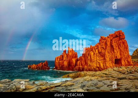 Italien, Sardinien, Rocce Rosse von Arbatax ist eine Felsgruppe blutroter Porphyr-Gipfel, die sogenannten roten Felsen, die aus dem Meer ragen. Diese Felsen, während eines Sturms genommen, gehören zu den Attraktionen der Insel. Stockfoto