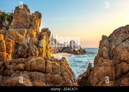 Italien, Sardinien. Morgenstimmung in der Bucht. Mediterraner Strand an der Costa Rei. Ein Küstenabschnitt an der Ostküste der Insel. Der Küstenabschnitt gehört zur Gemeinde Muravera. Stockfoto