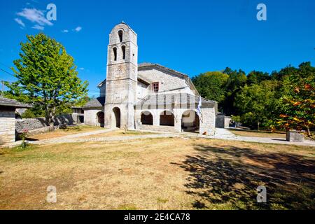 Kirche von Monodendri eines der Zagori Dörfer in der bewaldeten Bergregion von Epirus, Nordgriechenland Stockfoto