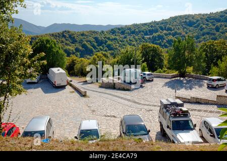 Der Parkplatz von Monodendri eines der Zagori-Dörfer in der waldreichen Bergregion Epirus, Nordgriechenland Stockfoto