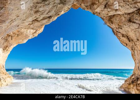 Italien, Sardinien. Der Strand und die Bucht von Cala Luna liegt nicht weit von der Stadt Cala Gonone an der mittleren Ostküste der italienischen Mittelmeerinsel im Naturschutzgebiet Parco del Golfo di Orosei e del Gennargentu. Stockfoto