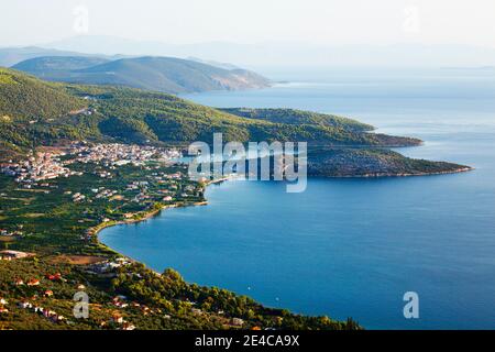 Blick aus der Berglandschaft auf die Bucht von Palea Epidauros, Argolis, Griechenland Stockfoto