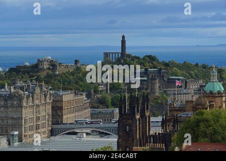 Blick vom neuen Dach des Waverley Bahnhofs auf die Altstadt von Edinburgh mit Calton Hill, Nelson Monument, Schottland, Britische Inseln, Großbritannien Stockfoto