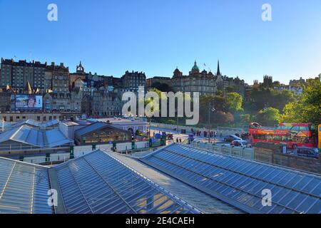 Blick vom neuen Dach des Waverley Bahnhofs auf die Altstadt von Edinburgh mit Calton Hill, Schottland, Britische Inseln, Großbritannien Stockfoto