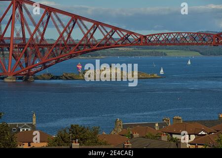 Forth Road Bridge und Forth Bridge über den Firth von Forth bei Edinburgh, Inchgarvie, einer kleinen felsigen Insel, Schottland, Großbritannien, Nordsee, Britische Inseln, Europa Stockfoto