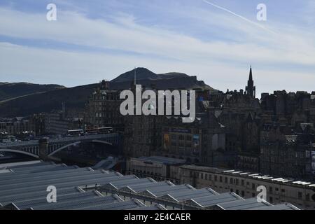 Blick vom neuen Dach des Waverley Bahnhofs auf die Altstadt von Edinburgh mit Calton Hill, Schottland, Britische Inseln, Großbritannien Stockfoto