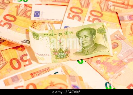 Fünfzig Euro Geld Banknoten Hintergrund Textur und Mao Zedong Porträt Auf 1 chinesischen Papierwährung Yuan Renminbi in Nahaufnahme Stockfoto