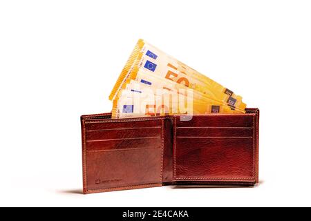 Ansicht von oben New braunes echtes Leder Made in italy Geldbörse mit fünfzig Euro-Banknoten isoliert auf weißem Hintergrund. Stockfoto