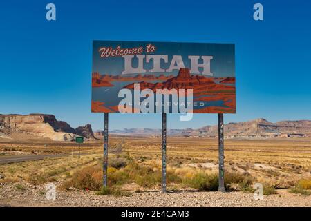 Utah Begrüßungsschild auf Highway 89 von Page, Arizona, nach Kanab, Utah Grosses Wasser, Utah, im Hintergrund Teil der Escalante Grand Staircase im Hintergrund Lake Powell auf dem Schild dargestellt Stockfoto