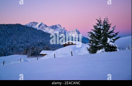 Heuscheune bei Garmisch-Partenkirchen gegen Zugspitzgruppe am Morgen, Oberbayern, Bayern, Deutschland Stockfoto