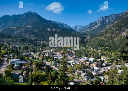 Ouray, Colorado, liegt eingebettet in die umliegenden Berge vom Perimeter Trail aus gesehen Stockfoto