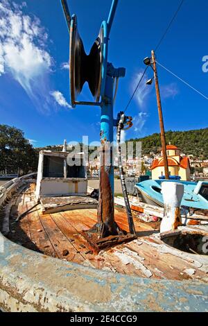 Die verlassenen Fischerboote verrotten im alten Fischerhafen Gythion, Mani Peninsula, Peloponnes, Griechenland Stockfoto