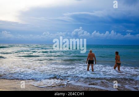 Düsterer Himmel am Abend über dem Strand von Kyllini-Beach, Messenia, Peloponnes, Griechenland Stockfoto