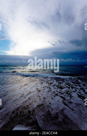 Düsterer Himmel am Abend über dem Strand von Kyllini-Beach, Messenia, Peloponnes, Griechenland Stockfoto