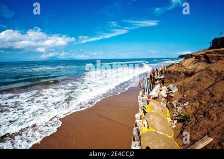 Nach dem mediterranen Sturm (Medicane) im September 2020 wurde ein Strandabschnitt mit Holzbohlen und Sandsäcken gesichert, Elis, Peloponnes, Griechenland Stockfoto