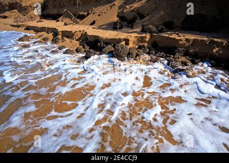 Nach dem mediterranen Sturm (Medicane) im September 2020 fielen große Strandabschnitte dem Meer zum Opfer, Elis, Peloponnes, Griechenland Stockfoto